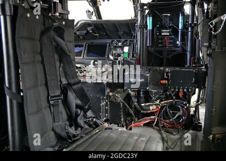 L'interno dell'MH-60R Seahawk è stretto con tutti i tipi di apparecchiature elettroniche Foto Stock