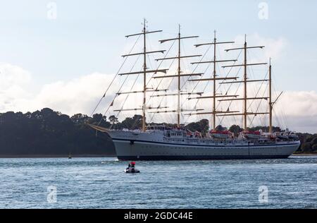 Poole, Dorset, Regno Unito. 12 agosto 2021. La nave da crociera di lusso Golden Horizon, la più grande imbarcazione a vela quadrata del mondo, nave da crociera a cinque alberi con scafo in ferro, parte da Poole Harbour, alla luce della sera. Credit: Carolyn Jenkins/Alamy Live News Foto Stock