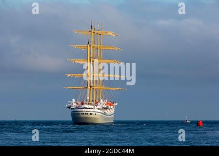 Poole, Dorset, Regno Unito. 12 agosto 2021. La nave da crociera di lusso Golden Horizon, la più grande imbarcazione a vela quadrata del mondo, nave da crociera a cinque alberi con scafo in ferro, parte da Poole Harbour, alla luce della sera. Credit: Carolyn Jenkins/Alamy Live News Foto Stock