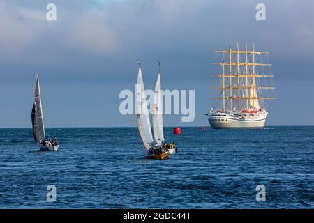 Poole, Dorset, Regno Unito. 12 agosto 2021. La nave da crociera di lusso Golden Horizon, la più grande imbarcazione a vela quadrata del mondo, nave da crociera a cinque alberi con scafo in ferro, parte da Poole Harbour, alla luce della sera. Credit: Carolyn Jenkins/Alamy Live News Foto Stock