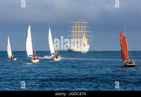 Poole, Dorset, Regno Unito. 12 agosto 2021. La nave da crociera di lusso Golden Horizon, la più grande imbarcazione a vela quadrata del mondo, nave da crociera a cinque alberi con scafo in ferro, parte da Poole Harbour, alla luce della sera. Credit: Carolyn Jenkins/Alamy Live News Foto Stock