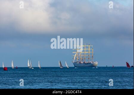 Poole, Dorset, Regno Unito. 12 agosto 2021. La nave da crociera di lusso Golden Horizon, la più grande imbarcazione a vela quadrata del mondo, nave da crociera a cinque alberi con scafo in ferro, parte da Poole Harbour, alla luce della sera. Credit: Carolyn Jenkins/Alamy Live News Foto Stock