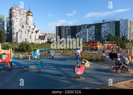 San Pietroburgo, Russia-circa Giu, 2021: Parco giochi per bambini si trova nel parco Okkervil, la città di Kudrovo, regione di Leningrado. E' un nuovo centro abitante Foto Stock