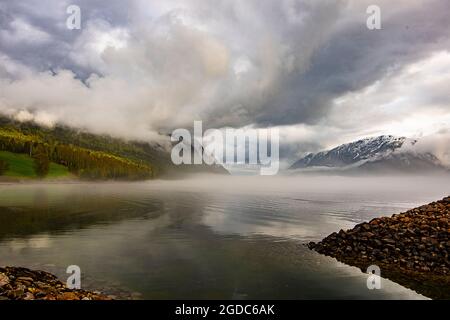Paesaggio norvegese con montagne e nebbia sul lago Tinnsjo Foto Stock