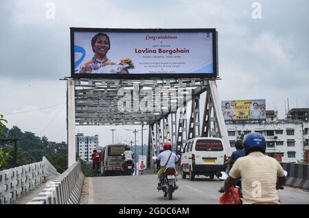 Guwahati, India. 12 agosto 2021: Gli hoardings sono visti sulla strada per accogliere la medaglia di bronzo alle Olimpiadi di Tokyo Boxer Lovlina Borgohain al suo stato Assam il 12 agosto 2021 a Guwahati, India. Credit: David Talukdar/Alamy Live News Foto Stock