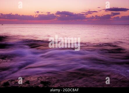 Crepuscolo estivo lungo la costa di Rockport, Massachusetts Foto Stock