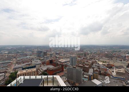 Una delle molte vedute del centro citta' di Leeds dalla cima dell'edificio piu' alto dello Yorkshire, 'Altus House' Foto Stock