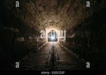 Buia e creepy vecchio tunnel storico a volta strada sotterranea. Foto Stock