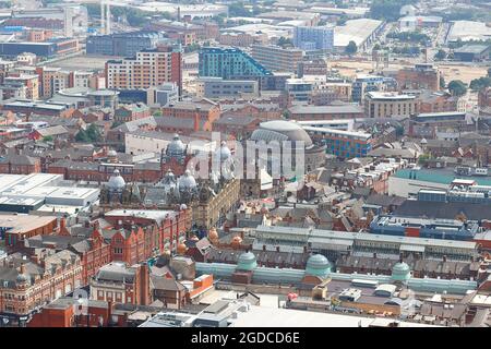 Una delle molte vedute del centro citta' di Leeds dalla cima dell'edificio piu' alto dello Yorkshire, 'Altus House' Foto Stock