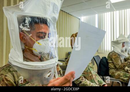 Un fornitore medico dell'aeronautica degli Stati Uniti partecipa ad un test di adattamento della maschera N95 al Lodi Memorial Hospital situato a Lodi, California, 29 dicembre 2020. Le squadre mediche del Dipartimento della Difesa si preparano ad integrarsi negli ospedali della California per fornire supporto medico insieme al personale medico ospedaliero in risposta alla pandemia COVID-19. Il comando nordico degli Stati Uniti, attraverso l'esercito del Nord degli Stati Uniti, rimane impegnato a fornire il supporto flessibile del Dipartimento della Difesa degli Stati Uniti per l'intera risposta COVID-19 dell'America. (STATI UNITI Foto dell'esercito di SPC. DeAndre Pierce) Foto Stock