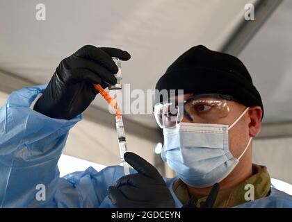 SGT. Jason Grant, un medico assegnato al 224esimo Medical Company Area Support, Maryland Army National Guard, si prepara a emettere un vaccino COVID-19 il 9 gennaio 2021 al Regency Stadium di Waldorf, Maryland. I team di supporto alle vaccinazioni mobili della Guardia Nazionale del Maryland assistono nella somministrazione dei vaccini e forniscono supporto logistico ai dipartimenti sanitari locali. (STATI UNITI Air National Guard foto di Tech. SGT. Enjoli Saunders) Foto Stock