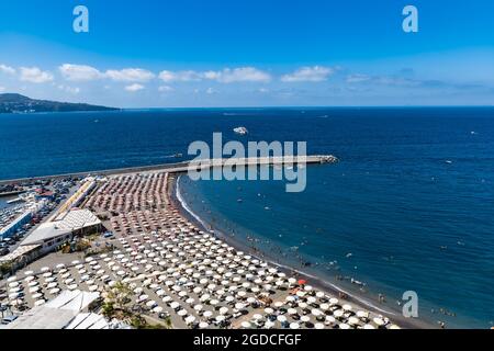 Sorrento, Italia - 26 2020 agosto: Piccola spiaggia piena di lettini e ombrelloni colorati Foto Stock