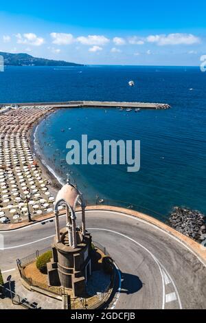 Sorrento, Italia - 26 2020 agosto: Piccola spiaggia piena di lettini e ombrelloni colorati Foto Stock