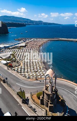 Sorrento, Italia - 26 2020 agosto: Piccola spiaggia piena di lettini e ombrelloni colorati Foto Stock