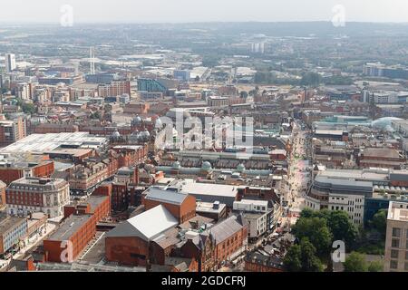 Una delle molte vedute del centro citta' di Leeds dalla cima dell'edificio piu' alto dello Yorkshire, 'Altus House' Foto Stock