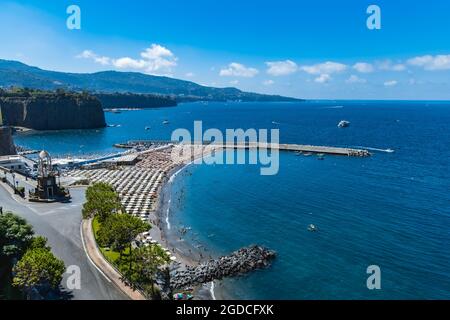 Sorrento, Italia - 26 2020 agosto: Piccola spiaggia piena di lettini e ombrelloni colorati Foto Stock