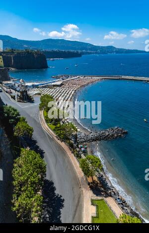 Sorrento, Italia - 26 2020 agosto: Piccola spiaggia piena di lettini e ombrelloni colorati Foto Stock