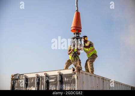 Jalalabad, Afghanistan. 07 settembre 2020. Soldati statunitensi della 10a Divisione di montagna che conducono operazioni di carico di imbragatura a sostegno della missione di retrogrado Resolute Support a Jalalabad, Afghanistan, 9 settembre 2020. (STATI UNITI Foto dell'esercito di Sgt. Jeffery J. Harris/DVIDS via credito: Sipa USA / Alamy Live News Foto Stock