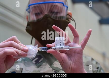 SPC. Alexis Ruth, specialista sanitario assegnato al distaccamento medico della Guardia Nazionale dell'Esercito del Maryland, si prepara a somministrare un vaccino, il 30 gennaio 2021, al Veterans Affairs Medical Center di Baltimora, Maryland. Ruth faceva parte di un team di supporto alle vaccinazioni mobili della Guardia Nazionale del Maryland che ha collaborato con il Dipartimento degli Affari dei Veterani e altre agenzie sanitarie per distribuire centinaia di vaccini ai veterani. (STATI UNITI Air National Guard foto di Tech. SGT. Enjoli Saunders) Foto Stock