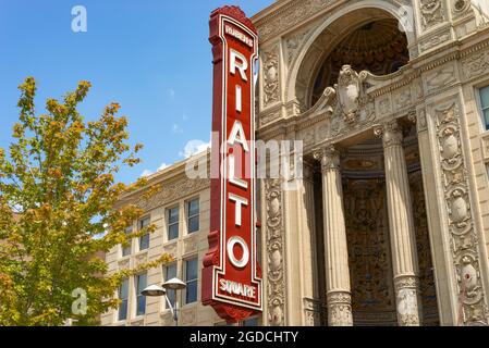 Joliet, Illinois - Stati Uniti - 3 agosto 2021: L'esterno dello storico Teatro di Rialto Square, aperto nel 1929, alla luce del pomeriggio. Foto Stock