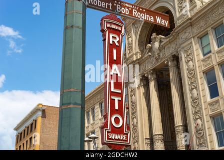 Joliet, Illinois - Stati Uniti - 3 agosto 2021: L'esterno dello storico Teatro di Rialto Square, aperto nel 1929, alla luce del pomeriggio. Foto Stock