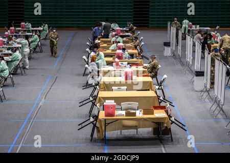 San Juan, Puerto Rico, 29 gennaio 2021 - i membri della Guardia Nazionale di Porto Rico amministrano i vaccini COVID-19 al Pedrín Zorrilla Coliseum al personale medico. La Guardia nazionale di Porto Rico ha assunto un ruolo guida negli sforzi di vaccinazione somministrando vaccini e somministrando fiale a centri medici e centri di vaccinazione in tutto Porto Rico. Yuisa Rios/FEMA Foto Stock