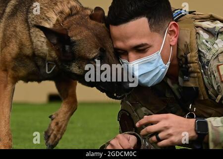 US Air Force Senior Airman Armando Mendiola, 355th Security Forces Squadron Military Working Dog Handler, e Ootter, 355th SFS MWD, eseguire una dimostrazione alla Davis-Monthan Air Force base, Arizona, 16 febbraio 2021. I legami tra un gestore e un cane sono fondamentali per il successo di ogni team MWD. (STATI UNITI Air Force foto di staff Sgt. Sergio A. Gamboa) Foto Stock