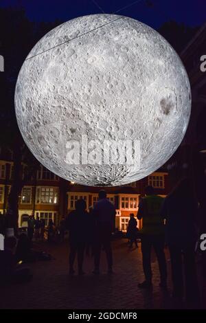 Londra, Regno Unito. 12 agosto 2021. Opere d'arte del Museum of the Moon di Luke Jerram a Kensington Town Square, parte del Kensington + Chelsea Festival. La luna è coperta da immagini dettagliate della superficie lunare della NASA e misura sette metri di diametro. (Credit: Vuk Valcic / Alamy Live News) Foto Stock