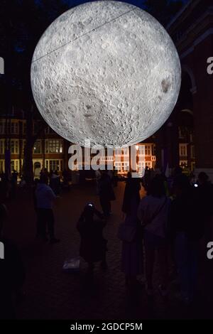 Londra, Regno Unito. 12 agosto 2021. Opere d'arte del Museum of the Moon di Luke Jerram a Kensington Town Square, parte del Kensington + Chelsea Festival. La luna è coperta da immagini dettagliate della superficie lunare della NASA e misura sette metri di diametro. (Credit: Vuk Valcic / Alamy Live News) Foto Stock