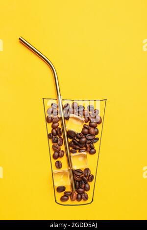 Bicchiere con chicchi di caffè e ghiaccio su sfondo colorato Foto Stock