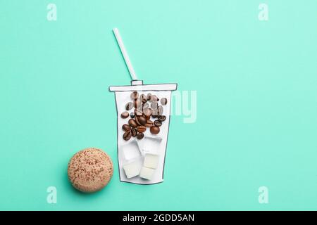 Composizione creativa con chicchi di caffè e ghiaccio su sfondo colorato Foto Stock