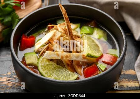 Ciotola di gustosa zuppa di Sopa de Lima sul tavolo, guardaroba Foto Stock