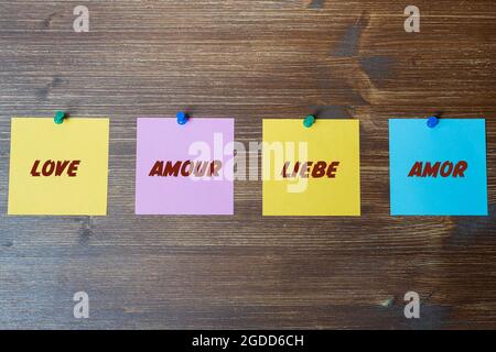 Alcune carte colorate con la parola amore scritto su di esso in inglese, francese, tedesco e spagnolo Foto Stock