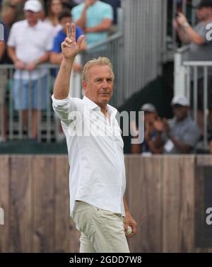 Dyersville, Stati Uniti. 12 agosto 2021. L'attore del campo dei sogni Kevin Costner ondeggia durante il gioco MLB Field of Dreams tra i New York Yankees e i Chicago White Sox a Dyersville, Iowa, giovedì 12 agosto 2021. Le squadre stanno giocando la partita di baseball della Major League adiacente al campo da baseball di cornfield raffigurato nel film. Photo by Pat Benic/UPI Credit: UPI/Alamy Live News Foto Stock