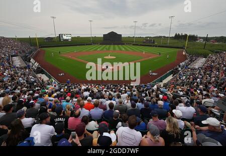 Dyersville, Stati Uniti. 12 agosto 2021. Chicago White Sox lanciatore Lance Lynn (33) consegna il primo campo contro i New York Yankees durante il MLB Field of Dreams Game a Dyersville, Iowa, giovedì 12 agosto 2021. Photo by Pat Benic/UPI Credit: UPI/Alamy Live News Foto Stock