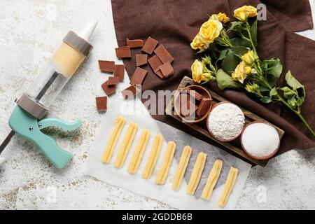 Churros non cotti e ingredienti su fondo grunge Foto Stock