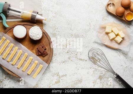 Churros non cotti e ingredienti su fondo grunge Foto Stock