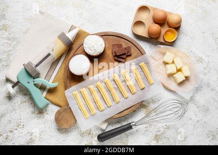 Churros non cotti e ingredienti su fondo grunge Foto Stock