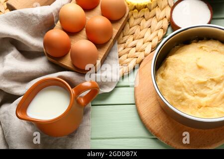 Ingredienti per la preparazione di churros su sfondo di legno colorato Foto Stock