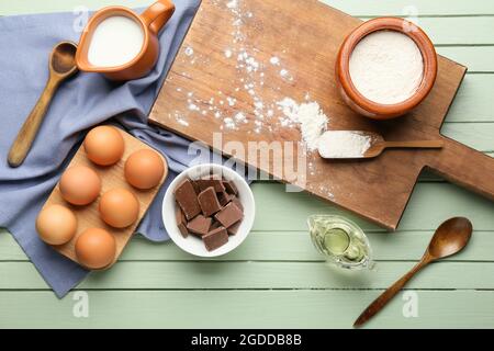 Ingredienti per la preparazione di churros su sfondo di legno colorato Foto Stock