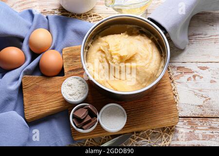 Ingredienti per la preparazione di churros su sfondo di legno chiaro Foto Stock