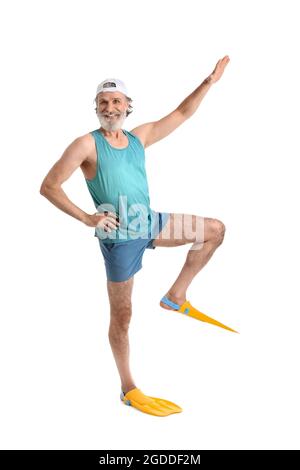 Uomo maturo fresco con pale su sfondo bianco Foto Stock