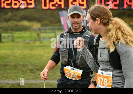 REEFTON, NUOVA ZELANDA, 7 AGOSTO 2021; la concorrente Colette Humphries (destra) e Robert Holder celebrano il loro completamento della sezione di 10 km del Re Foto Stock