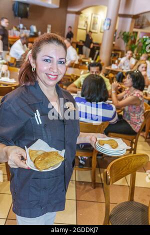 Miami Beach Florida, Lincoln Road Mall, David's Cafe cubano ristorante cibo ispanica donna femmina, cameriera interno al lavoro dipendente server servin Foto Stock