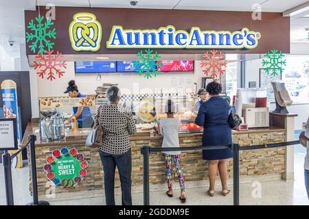 Florida,Sud,FL,Sud,Canoe Creek Water,Service Plaza,sosta di riposo,interno,tavoli da tavola Plaza ristoranti informali,Auntie Anne's,pretzels,cu Foto Stock