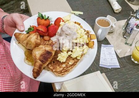 Orlando Florida, ristorante Laguna dell'hotel Doubletree Hilton Orlando SeaWorld, colazione a buffet con uova a piastra completa, croissant, fragole interne, Foto Stock