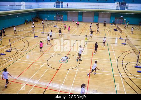 Cina Hong Kong HK Island Central, Hong Kong Park Sports Center, campi da badminton al coperto palestra palestra Asian ragazze femmina, ragazzi maschi studen Foto Stock