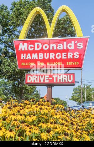 Massachusetts Cape Cod Hyannis, McDonald's Hamburgers fast food, ristorante segno d'oro archi drive through, Foto Stock