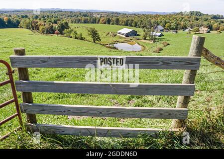 West Virginia Mt. Nebo Postato privato segno di proprietà, fattoria rurale campagna campagna cancello recinzione pascolo, Foto Stock