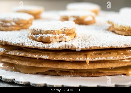 Biscotto peruviano all'alfajor con caramello e polvere di zucchero bianco. Foto Stock